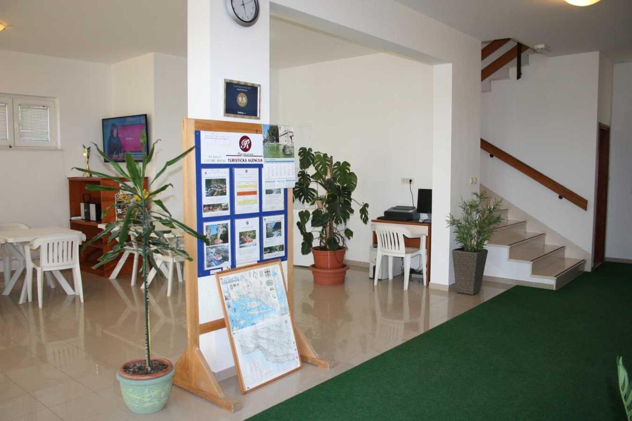 Villa Dvor Apartments Omiš Eksteriør billede
